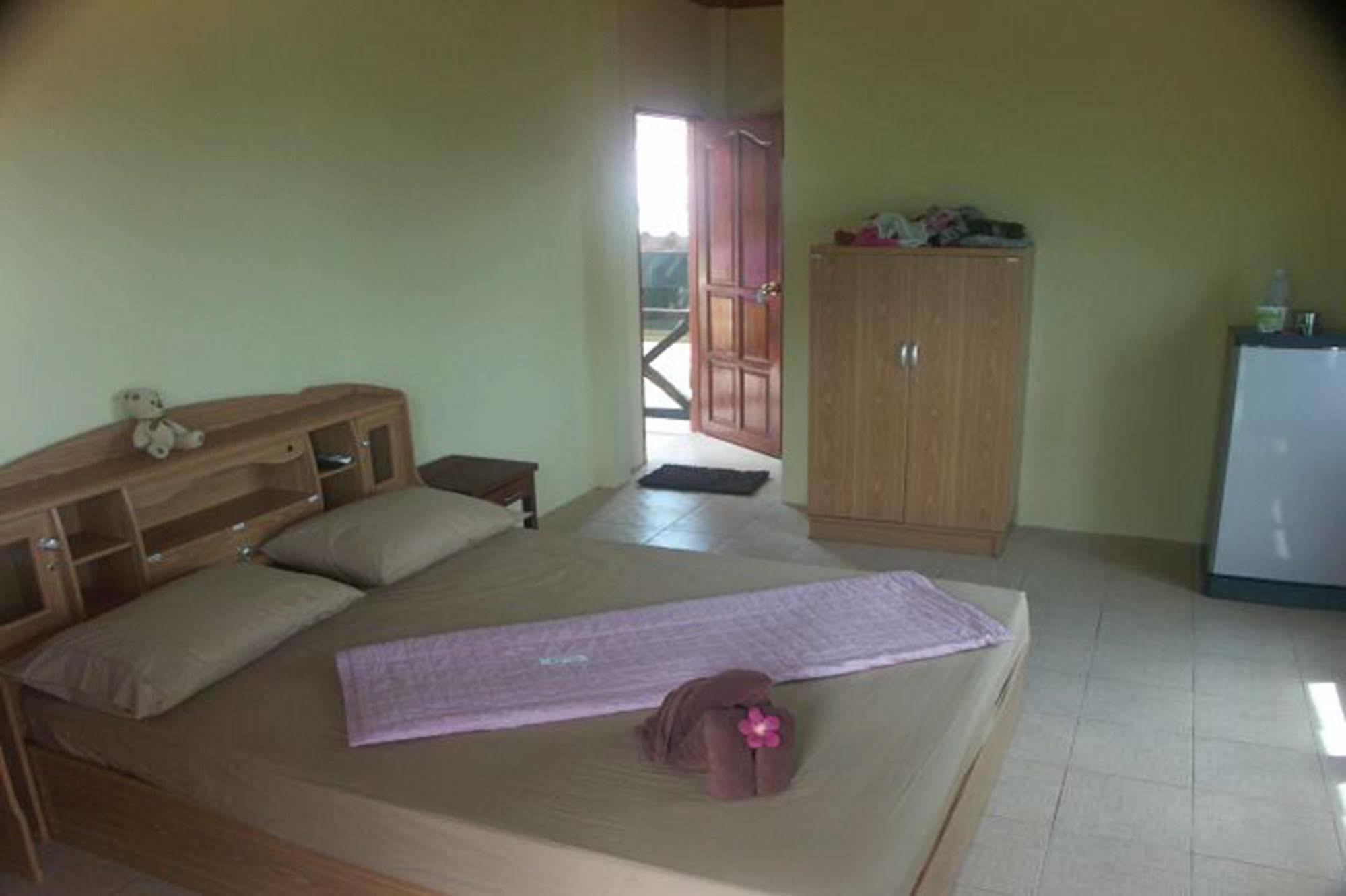 Koh Chang Hut Hotel Exterior photo